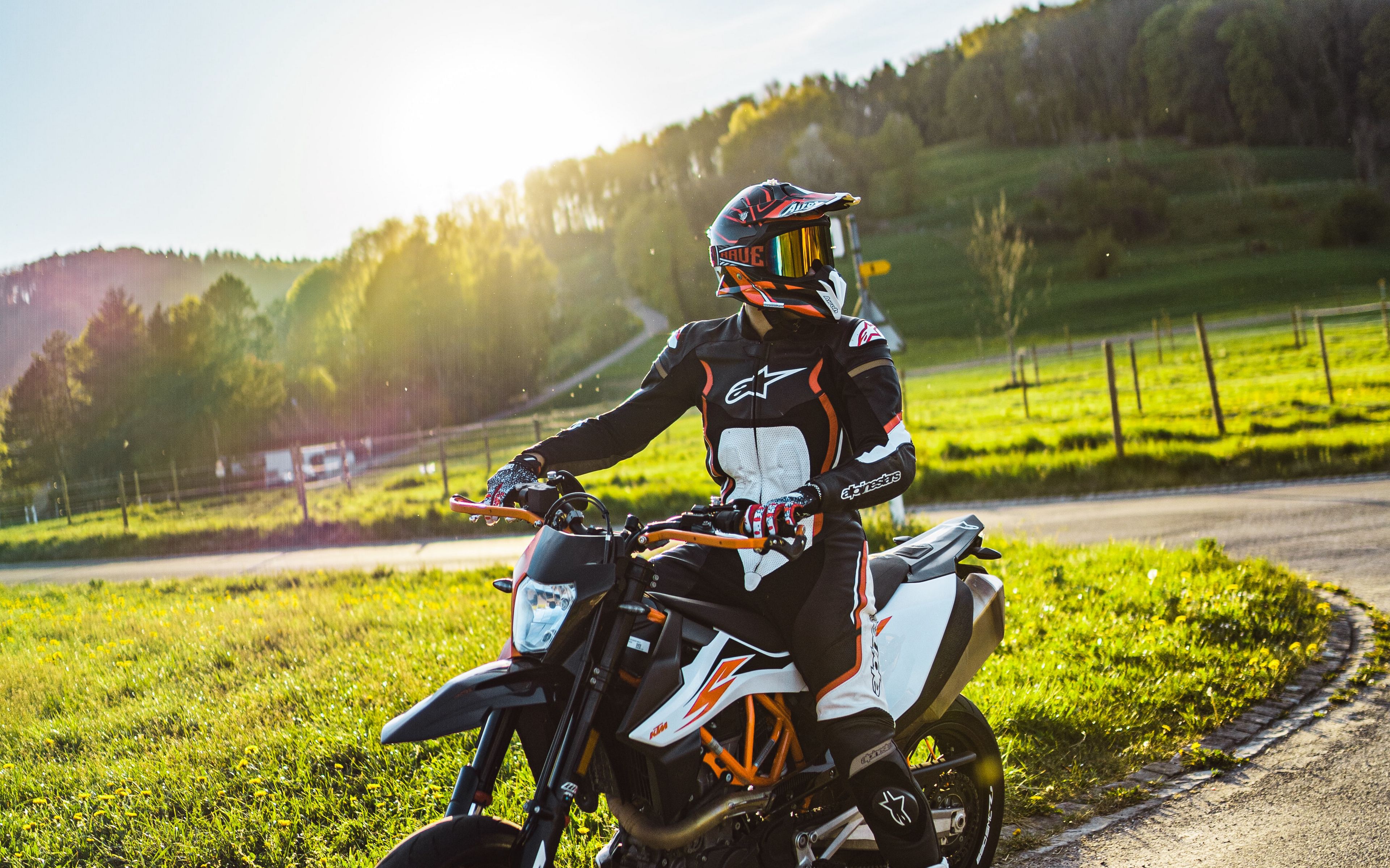 KTM Duke 85 эндуро на красивом фоне