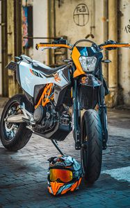 Превью обои ktm 690 smc, ktm, мотоцикл, мотоциклист, шлем