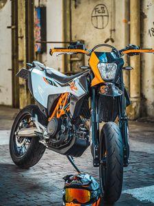 Превью обои ktm 690 smc, ktm, мотоцикл, мотоциклист, шлем