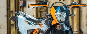 Превью обои ktm 690 smc, ktm, мотоцикл, мотоциклист, шлем