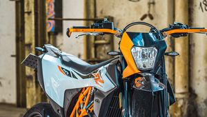 Превью обои ktm 690 smc, ktm, мотоцикл, мотоциклист, шлем