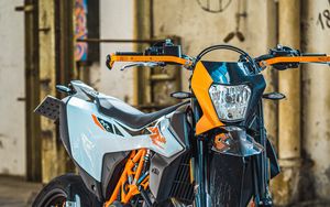 Превью обои ktm 690 smc, ktm, мотоцикл, мотоциклист, шлем