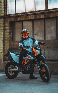 Превью обои ktm  690 smc, ktm, мотоцикл, мотоциклист