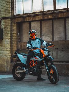 Превью обои ktm  690 smc, ktm, мотоцикл, мотоциклист