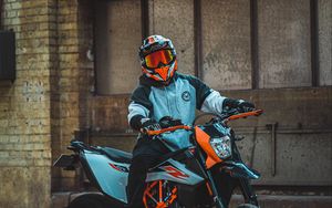 Превью обои ktm  690 smc, ktm, мотоцикл, мотоциклист