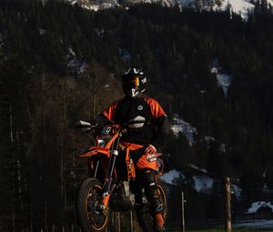Превью обои ktm, мотоцикл, байк, оранжевый, мотоциклист