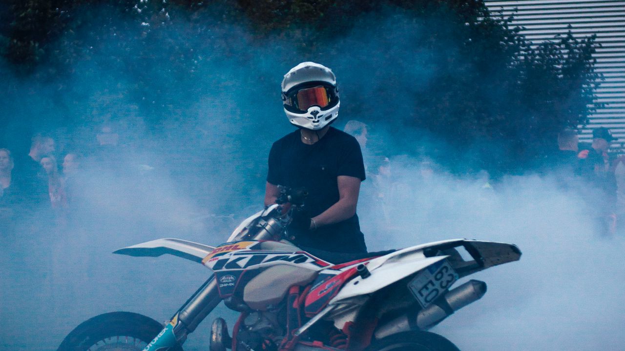 Обои ktm, мотоцикл, байк, мотоциклист, дым, асфальт, дрифт