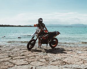 Превью обои ktm, мотоцикл, девушка, шлем, побережье