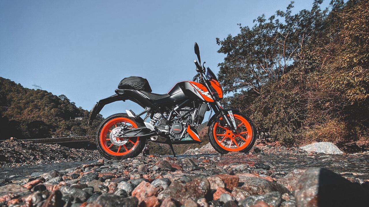 Обои ktm, мотоцикл, камни, деревья