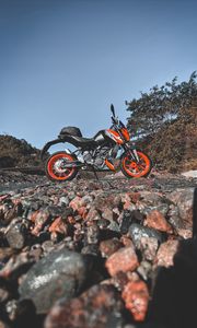 Превью обои ktm, мотоцикл, камни, деревья