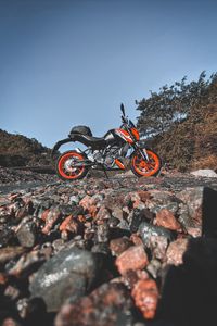 Превью обои ktm, мотоцикл, камни, деревья