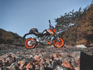 Превью обои ktm, мотоцикл, камни, деревья