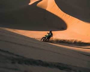 Превью обои ktm, мотоцикл, мотоциклист, ралли, пустыня, песок