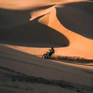 Превью обои ktm, мотоцикл, мотоциклист, ралли, пустыня, песок