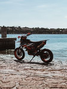 Превью обои ktm, мотоцикл, вид сбоку, байк, колеса, река