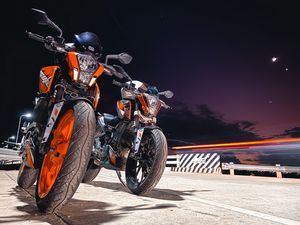Превью обои ktm, мотоциклы, байки, оранжевый, дорога, ночь