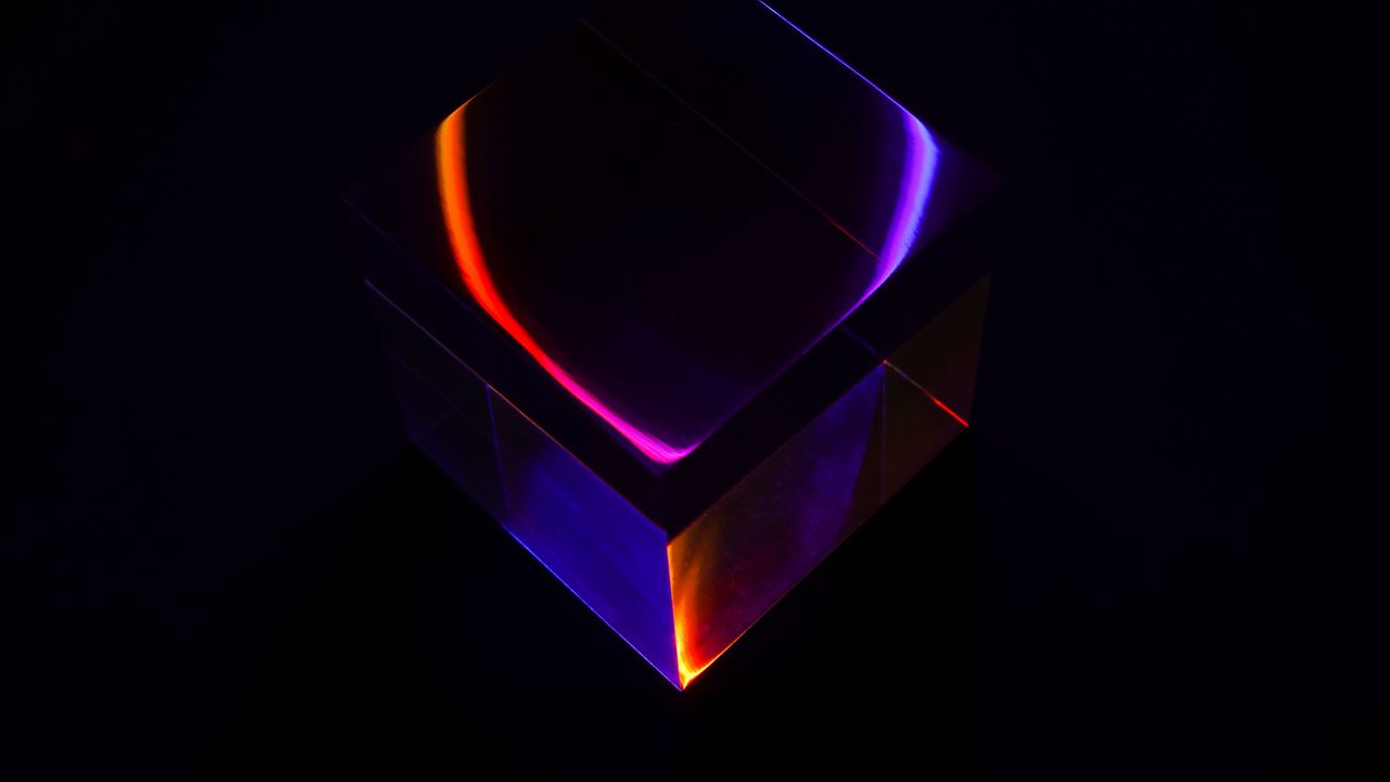 Обои куб, неон, отражение, блики, темный