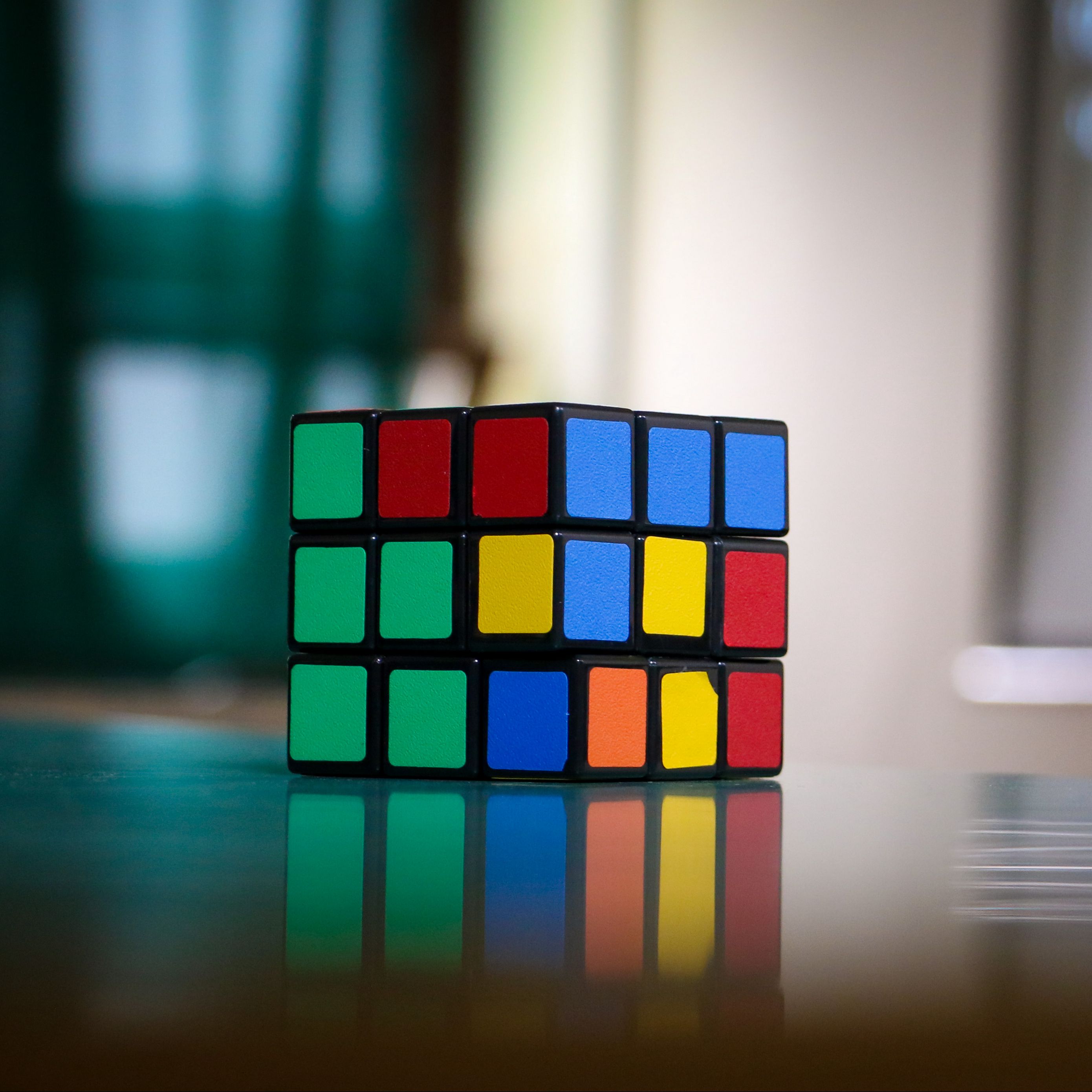 Разноцветный кубик Рубика
