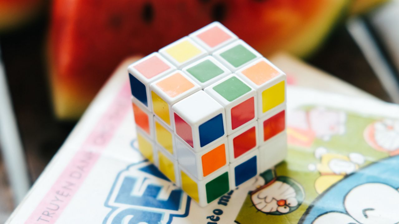 Обои кубик рубика, головоломка, книга, светлый