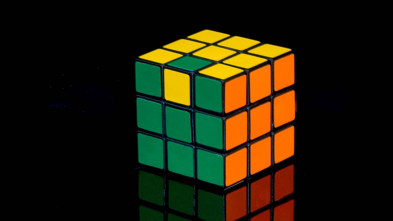 Обои кубик рубика, куб, отражение, черный, разноцветный