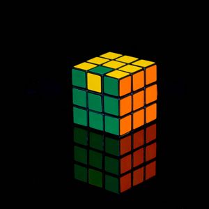 Превью обои кубик рубика, куб, отражение, черный, разноцветный