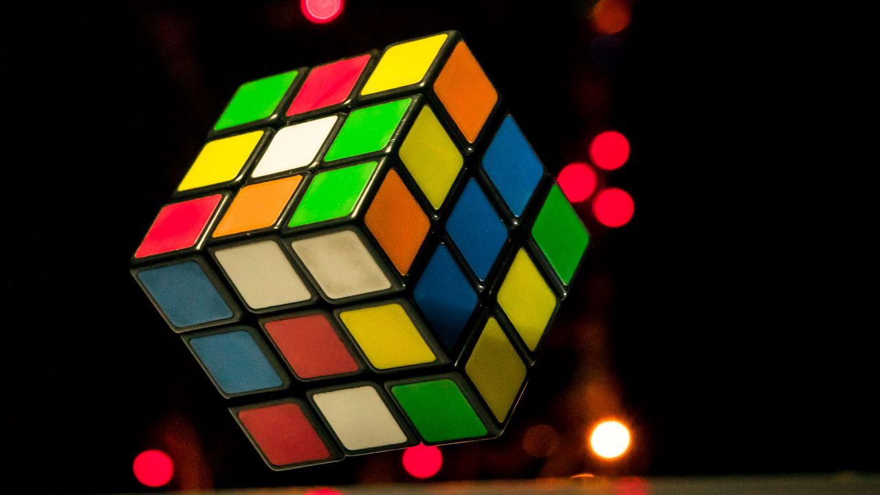 Обои кубик рубика, куб, разноцветный, блики, огни