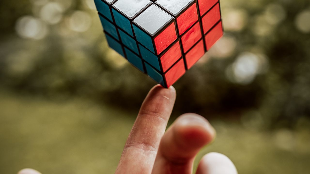 Обои кубик рубика, рука, пальцы, касание
