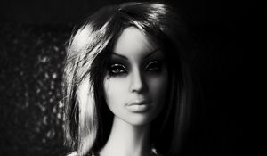 Превью обои кукла, чб, девушка, лицо, игрушка