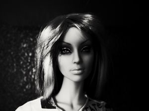 Превью обои кукла, чб, девушка, лицо, игрушка