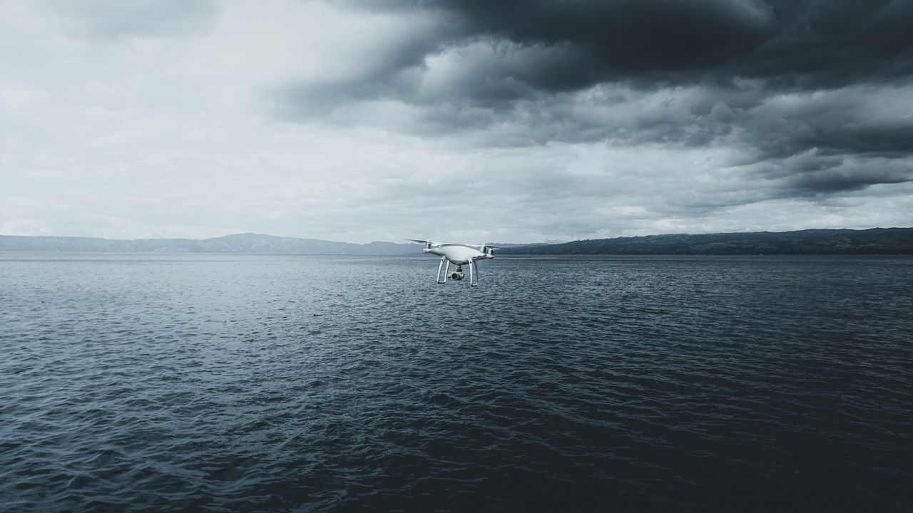 Обои квадрокоптер, дрон, летательный аппарат, море, туман, облака