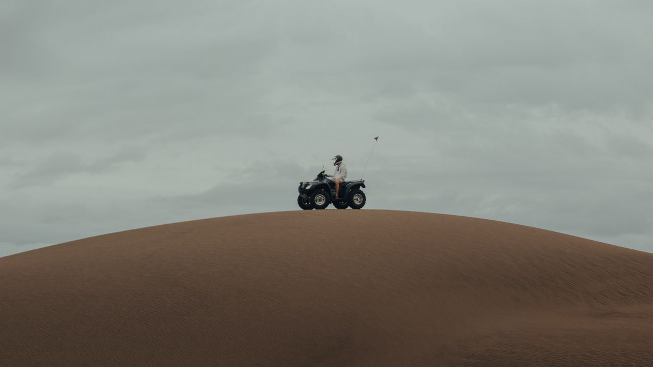 Обои квадроцикл, пустыня, холм, песок