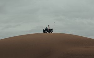 Превью обои квадроцикл, пустыня, холм, песок