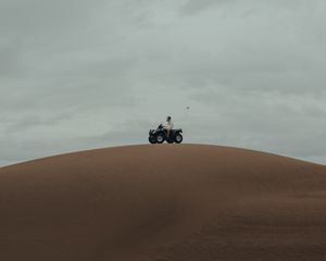 Превью обои квадроцикл, пустыня, холм, песок