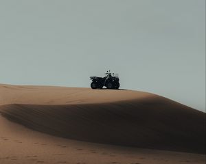 Превью обои квадроцикл, пустыня, песок, холм, дюны