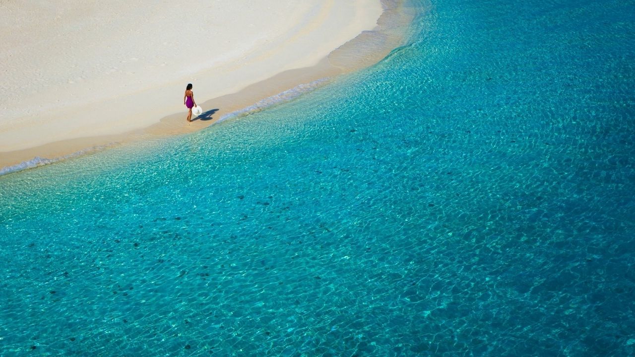 Обои лагуна, голубая вода, пляж, берег, девушка, шляпа, песок, курорт, отдых