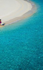 Превью обои лагуна, голубая вода, пляж, берег, девушка, шляпа, песок, курорт, отдых