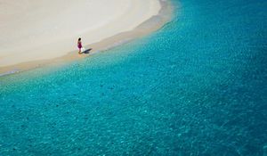 Превью обои лагуна, голубая вода, пляж, берег, девушка, шляпа, песок, курорт, отдых