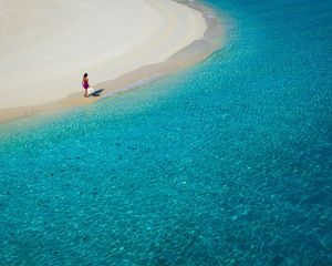 Превью обои лагуна, голубая вода, пляж, берег, девушка, шляпа, песок, курорт, отдых