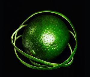 Превью обои лайм, полосы, макро, фрукт, зеленый, цитрус