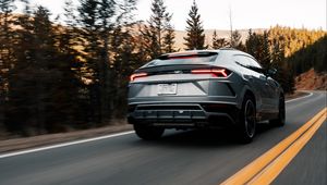 Превью обои lamborghini urus, lamborghini, автомобиль, серый, скорость, дорога