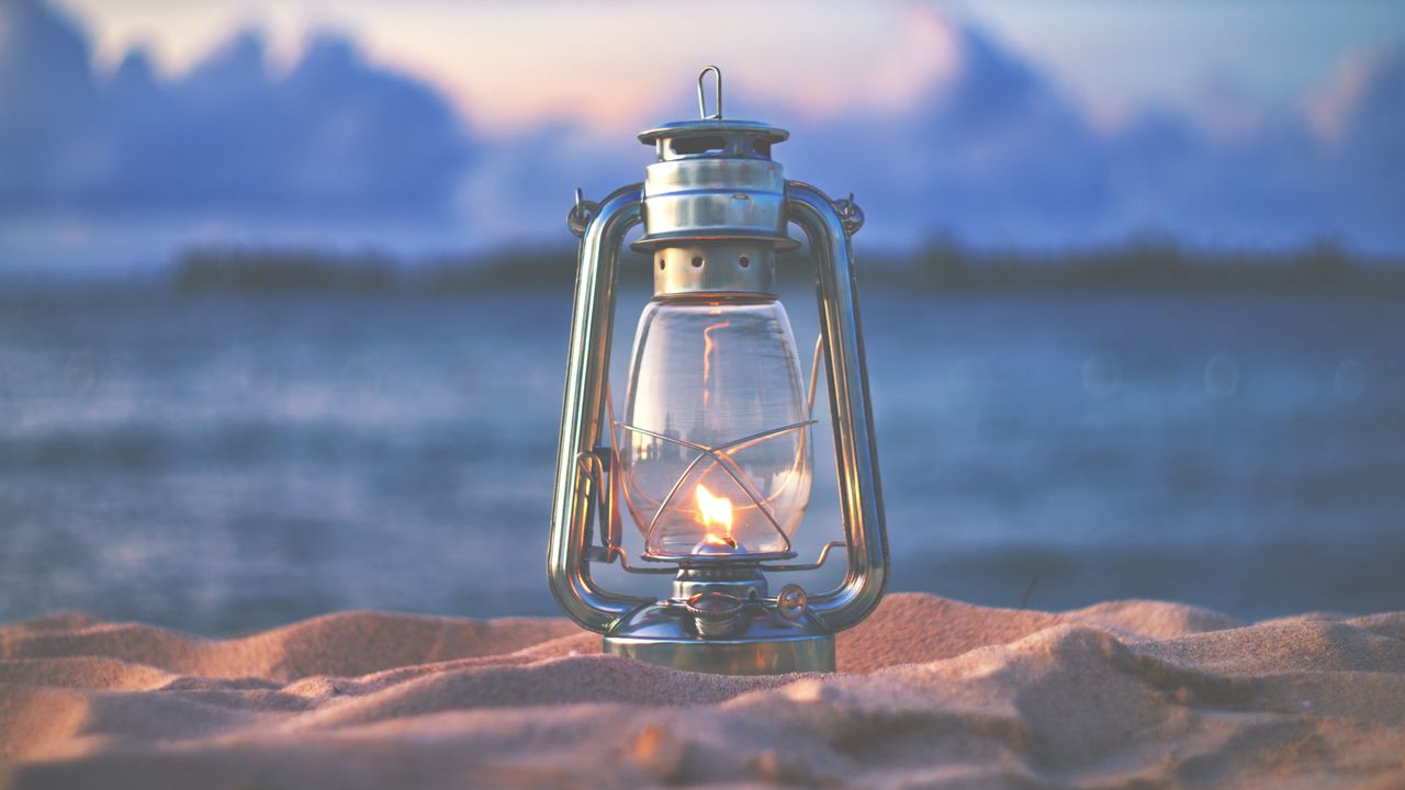 Обои лампа, фонарь, огонь, песок, пляж