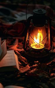 Превью обои лампа, книги, огонь, свет, освещение