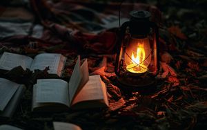 Превью обои лампа, книги, огонь, свет, освещение
