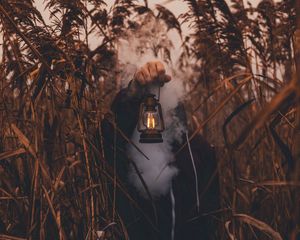 Превью обои лампа, рука, дым, человек, трава, фонарь