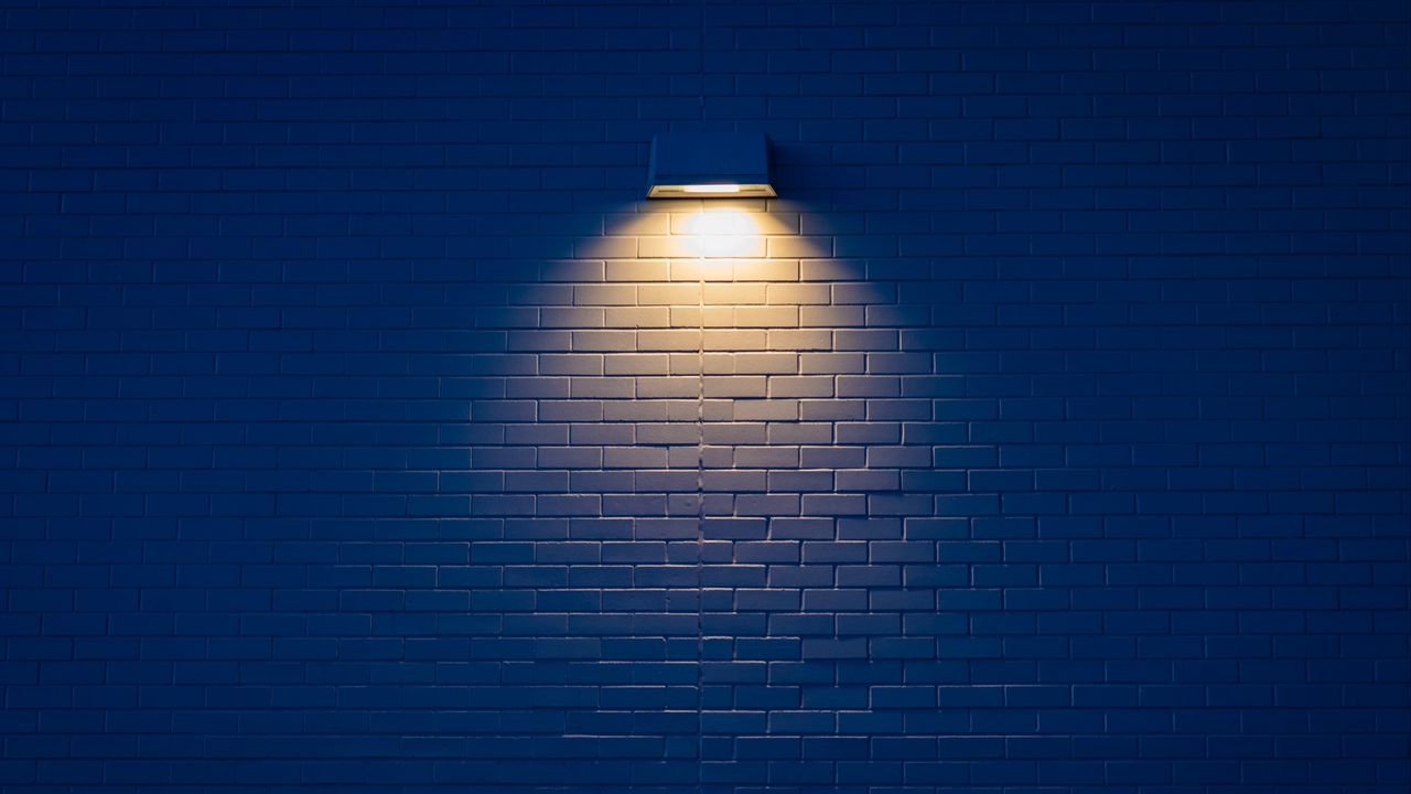 Обои лампа, стена, кирпичный, свет, освещение