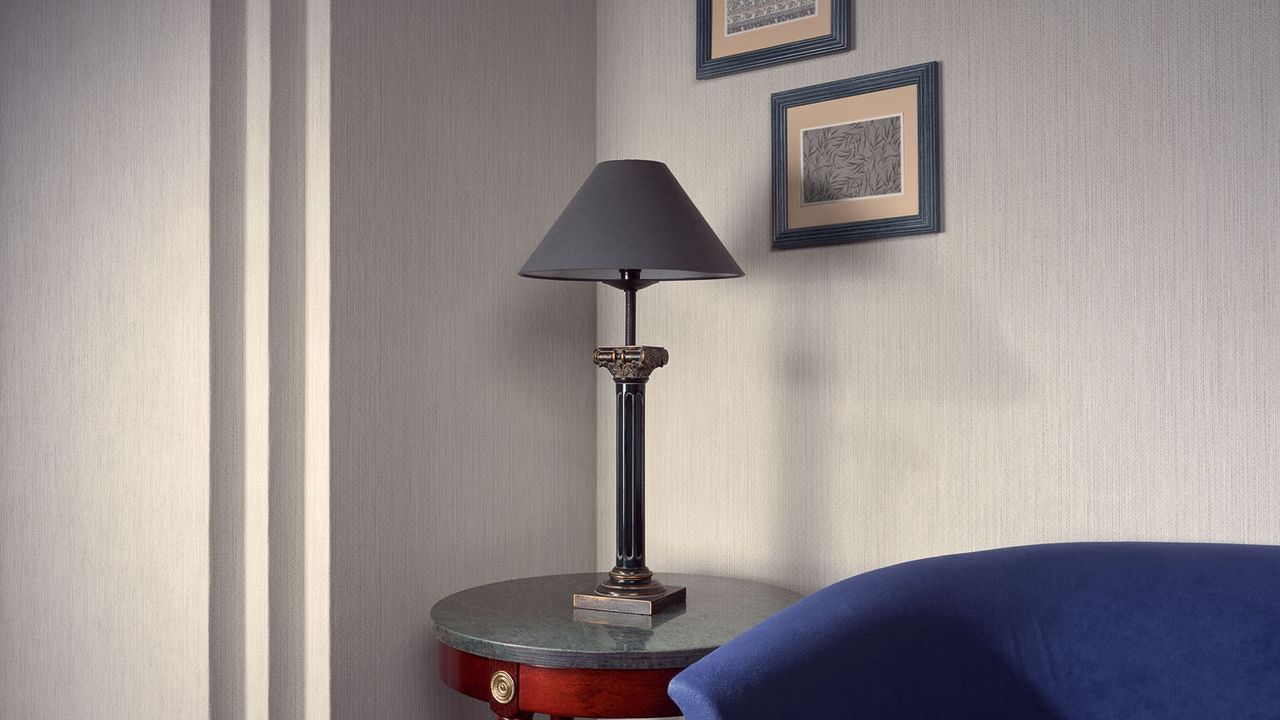 Обои лампа, стол, стена, картины, диван