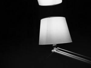 Превью обои лампа, свет, отражение, черно-белый, черный
