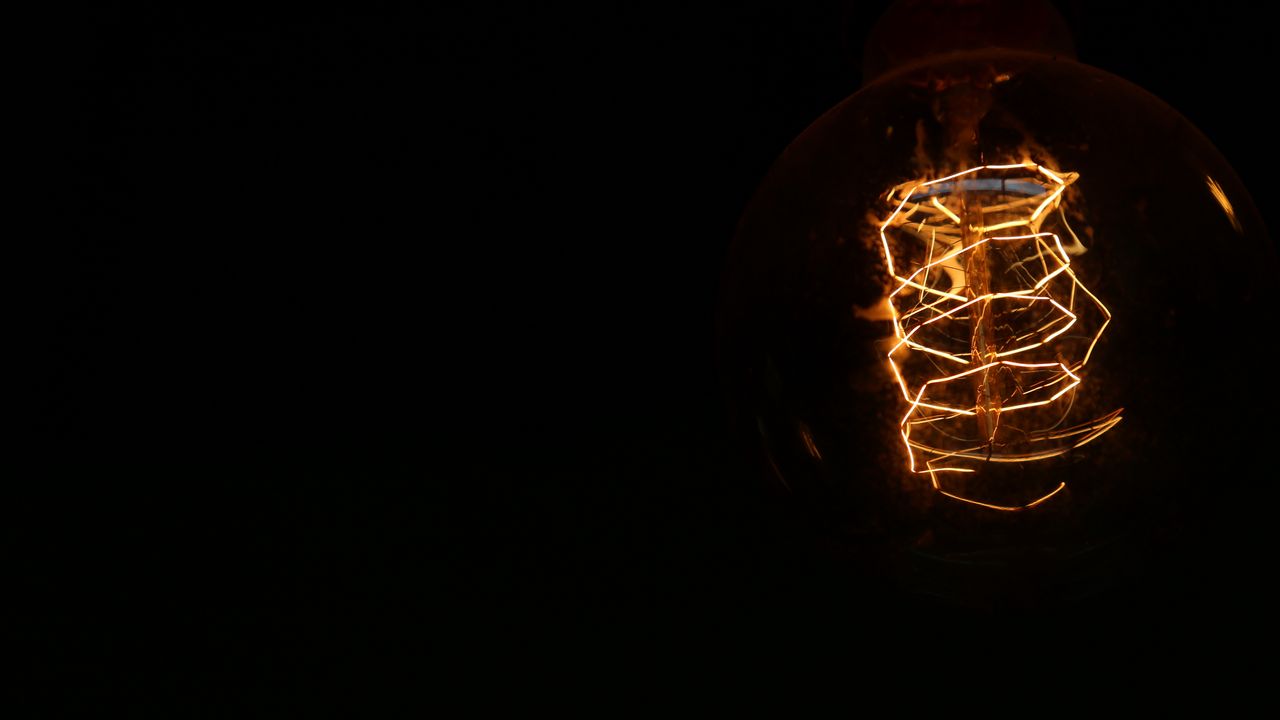 Обои лампочка, электричество, спираль, темнота