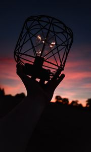 Превью обои лампочка, фонарь, рука, темный, сумерки
