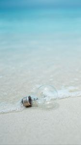 Превью обои лампочка, пляж, вода, волны, песок